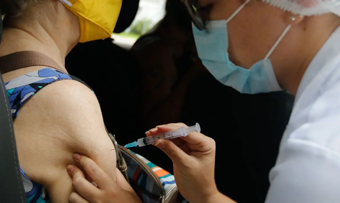 Imagem da notícia: Ministério da Saúde compra mais 100 milhões de doses da vacina da Pfizer