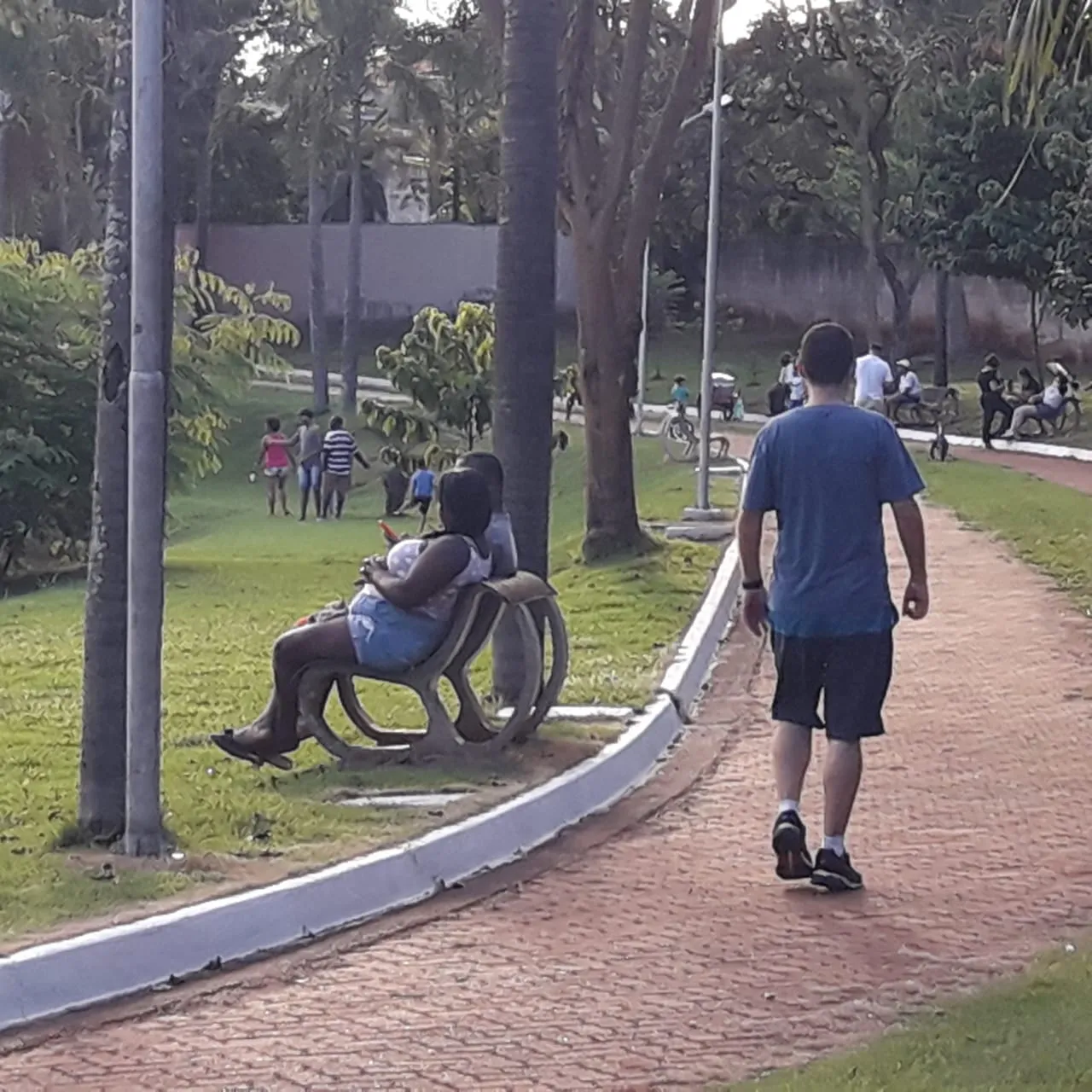 O movimento de pessoas em praças e parque voltou a aumentar de forma gradual depois da imunização dos adultos