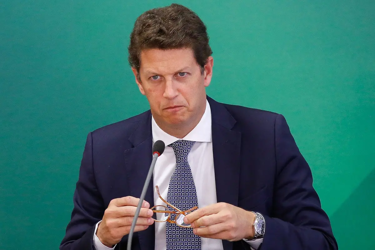 Imagem da notícia: Polícia Federal mira Ricardo Salles em operação que apura exportação ilegal de madeira