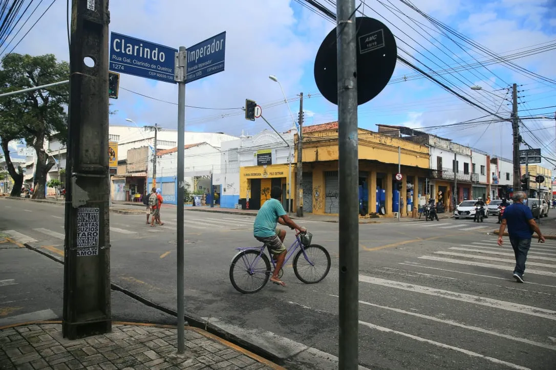 A redução da velocidade em cruzamentos como o da Avenida Imperador com Rua General Clarindo de Queiroz pode resultar na harmonização do fluxo entre pedestres e motoristas, aponta especialista