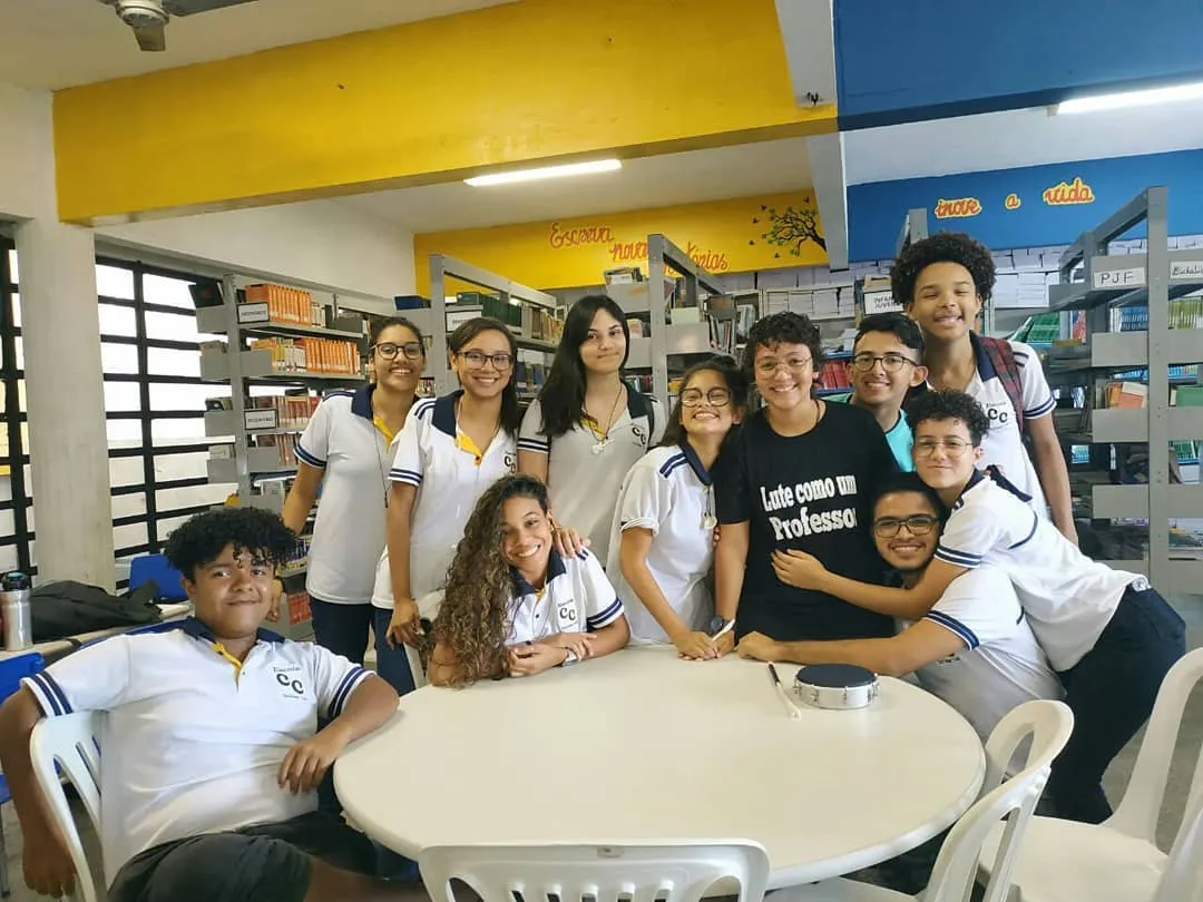 O professor João Luiz com a turma do projeto 
