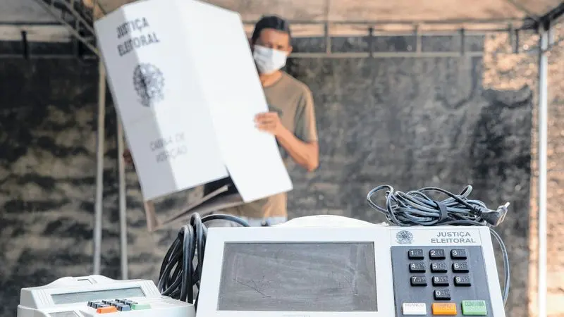 Imagem da notícia: Em meio a polêmicas, debate técnico sobre voto impresso divide espaço com politização da pauta