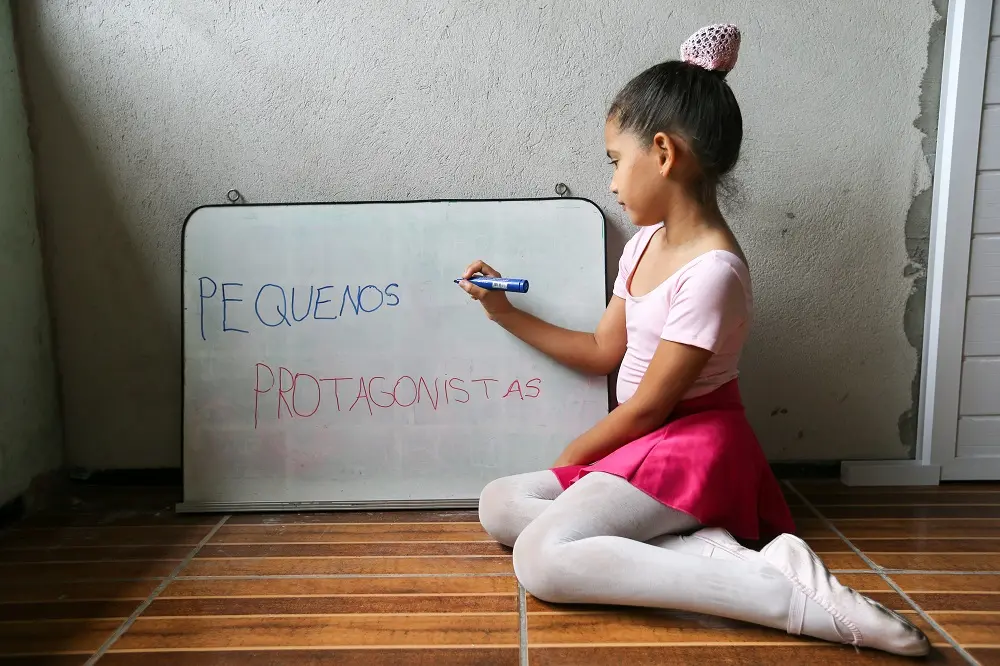 Imagem da notícia: Lições de dança e teatro: meninas compartilham conhecimentos com outras crianças nas redes sociais