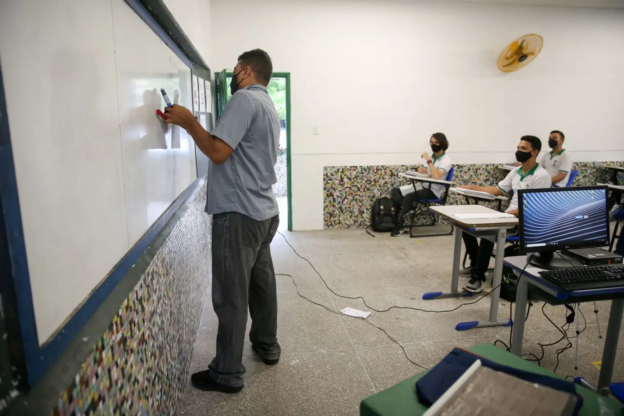 Imagem da notícia: Ceará começa vacinação contra a Covid-19 em professores na próxima semana, diz Camilo Santana