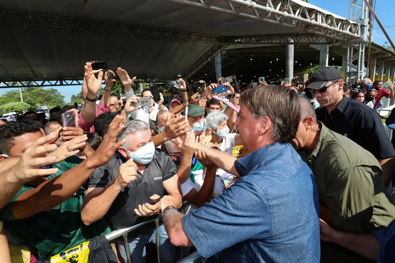 Imagem da notícia: Bolsonaro é autuado por não usar máscara e gerar aglomeração no Maranhão