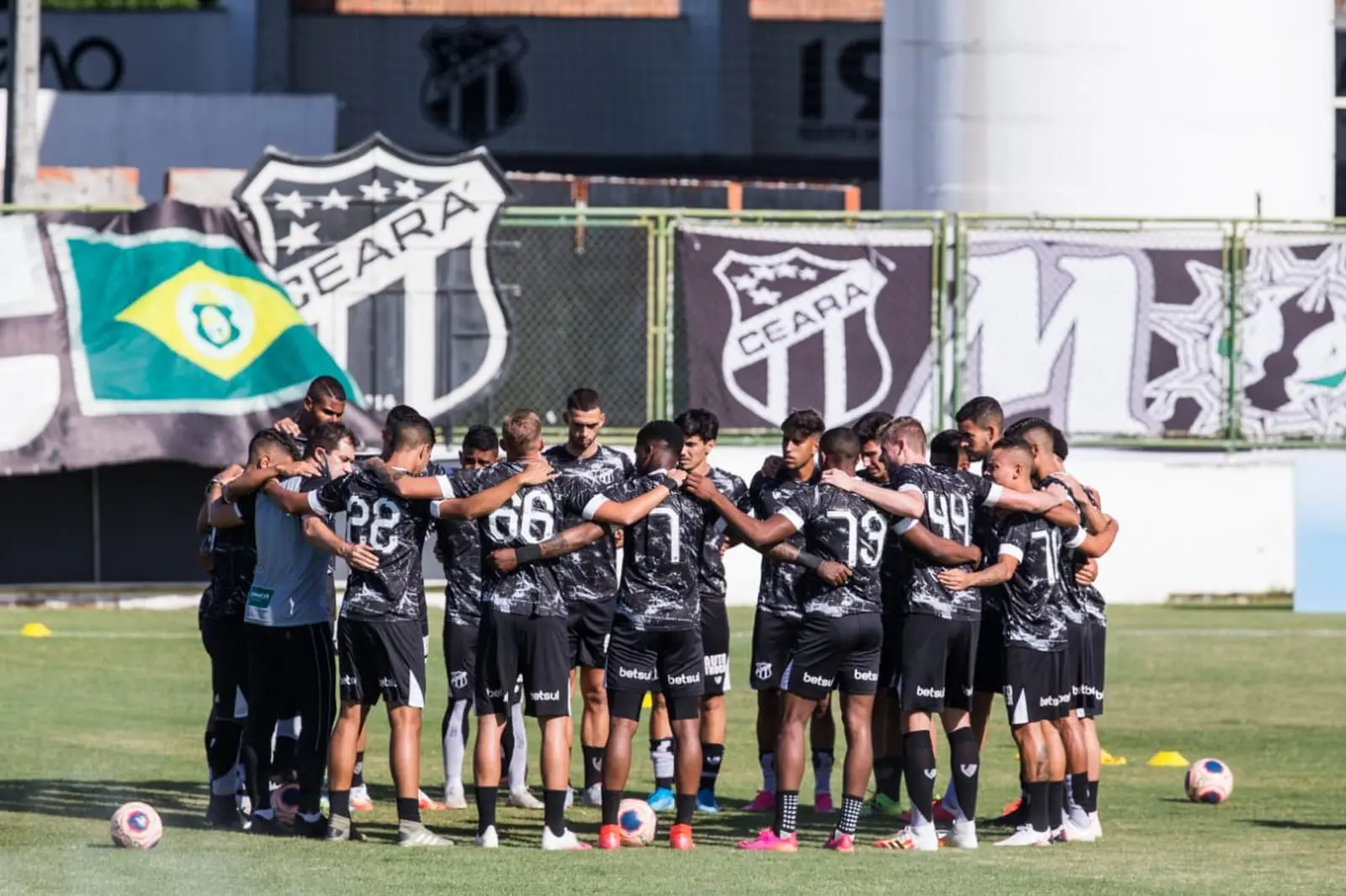 Imagem da notícia: Campanha do Ceará até a final do Campeonato Cearense teve 51 jogadores e três técnicos