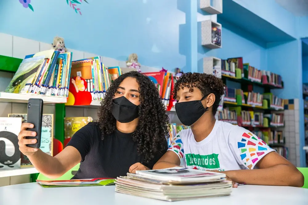 Imagem da notícia: Adolescentes cearenses promovem mediação de leitura em Libras e criação de HQs