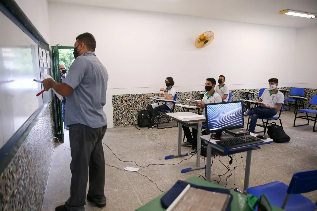 Imagem da notícia: Vacinação de professores no Ceará será discutida entre Governo e prefeituras na sexta-feira (28)