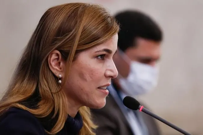 Imagem da notícia: CPI da Covid interroga Mayra Pinheiro sobre cloroquina; lembre trajetória da médica cearense