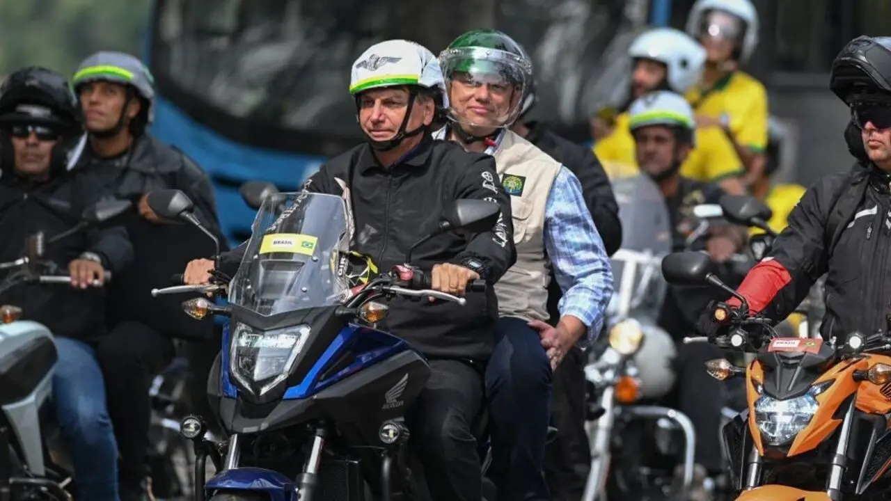Imagem da notícia: Defesa e Exército discutem transgressão de Pazuello em ato político com Bolsonaro no Rio