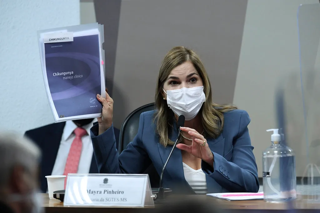Mayra Pinheiro levou documentos científicos à CPI da Covid