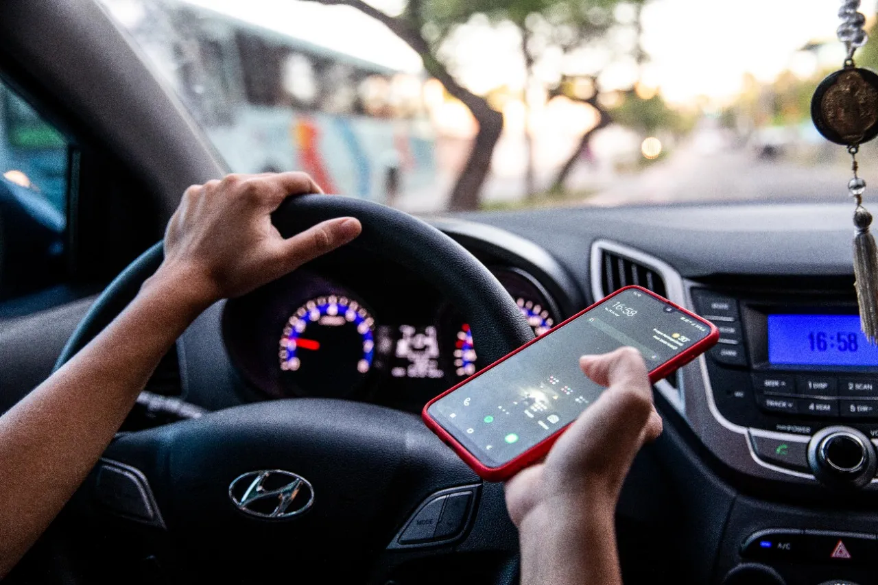 Segundo pesquisa da Vigitel de 2019, um em cada quatro condutores de Fortaleza afirmava usar o celular ao dirigir.