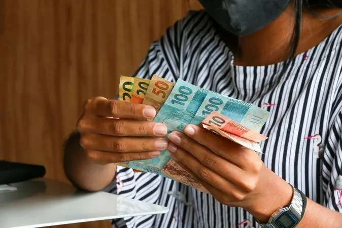 Imagem da notícia: Salário mínimo 2021: MP que reajusta valor para R$ 1.100 é aprovada na Câmara dos Deputados