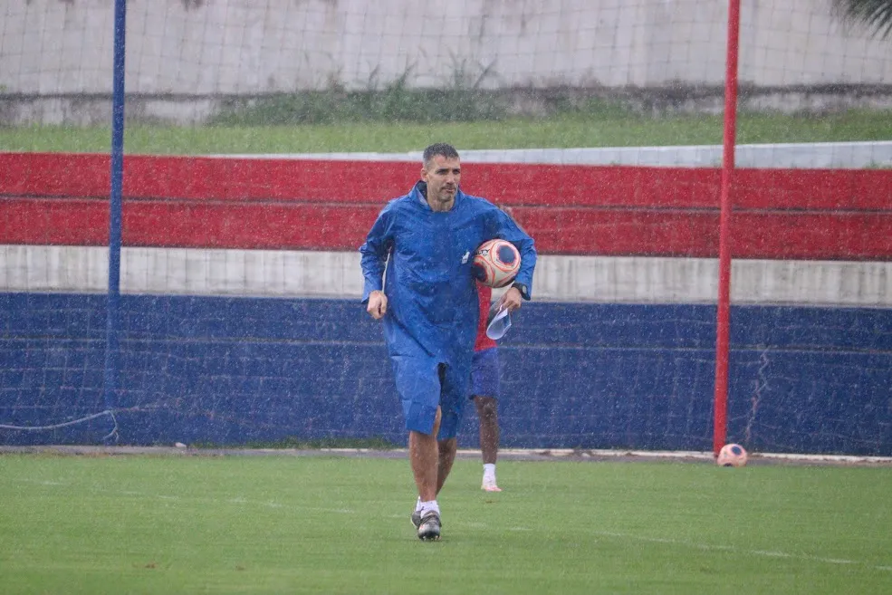 Vojvoda testou o novo campo do CT Ribamar Bezerra com  o time principal