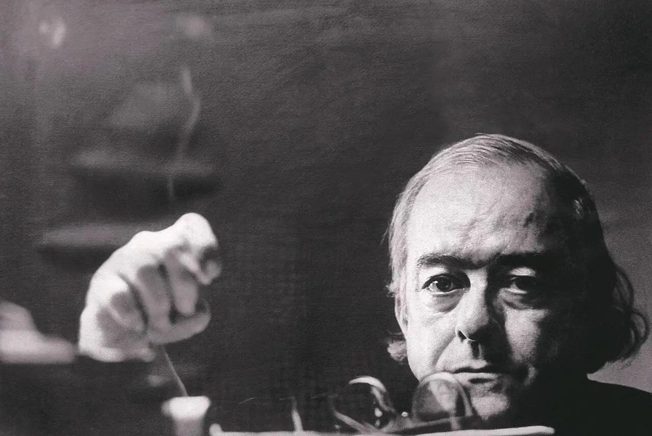 Imagem da notícia: No aniversário de Vinícius de Moraes, precisamos desmistificar o sofrer por amor na música