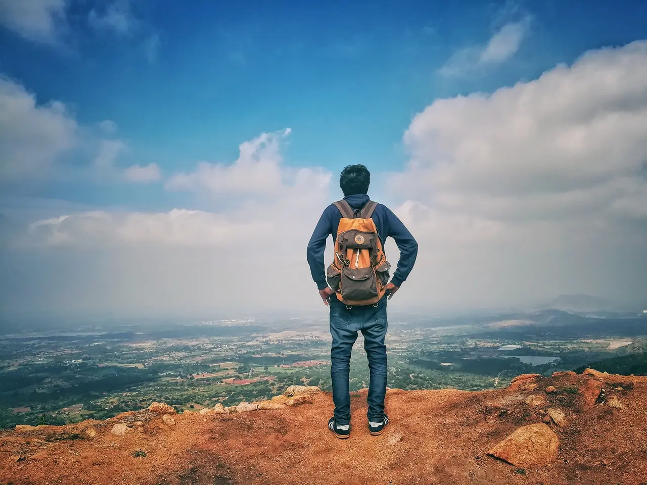 Homem em cima de montanha