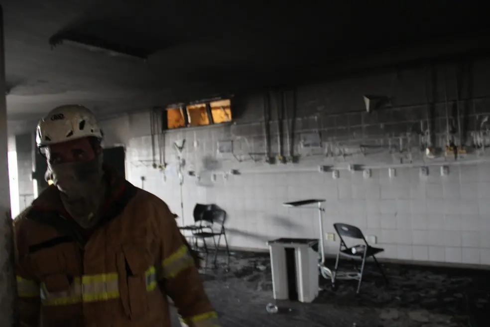 Bombeiro atua em Hospital Municipal Zona Norte Doutor Nestor Piva, em Aracaju, Sergipe, após incêndio