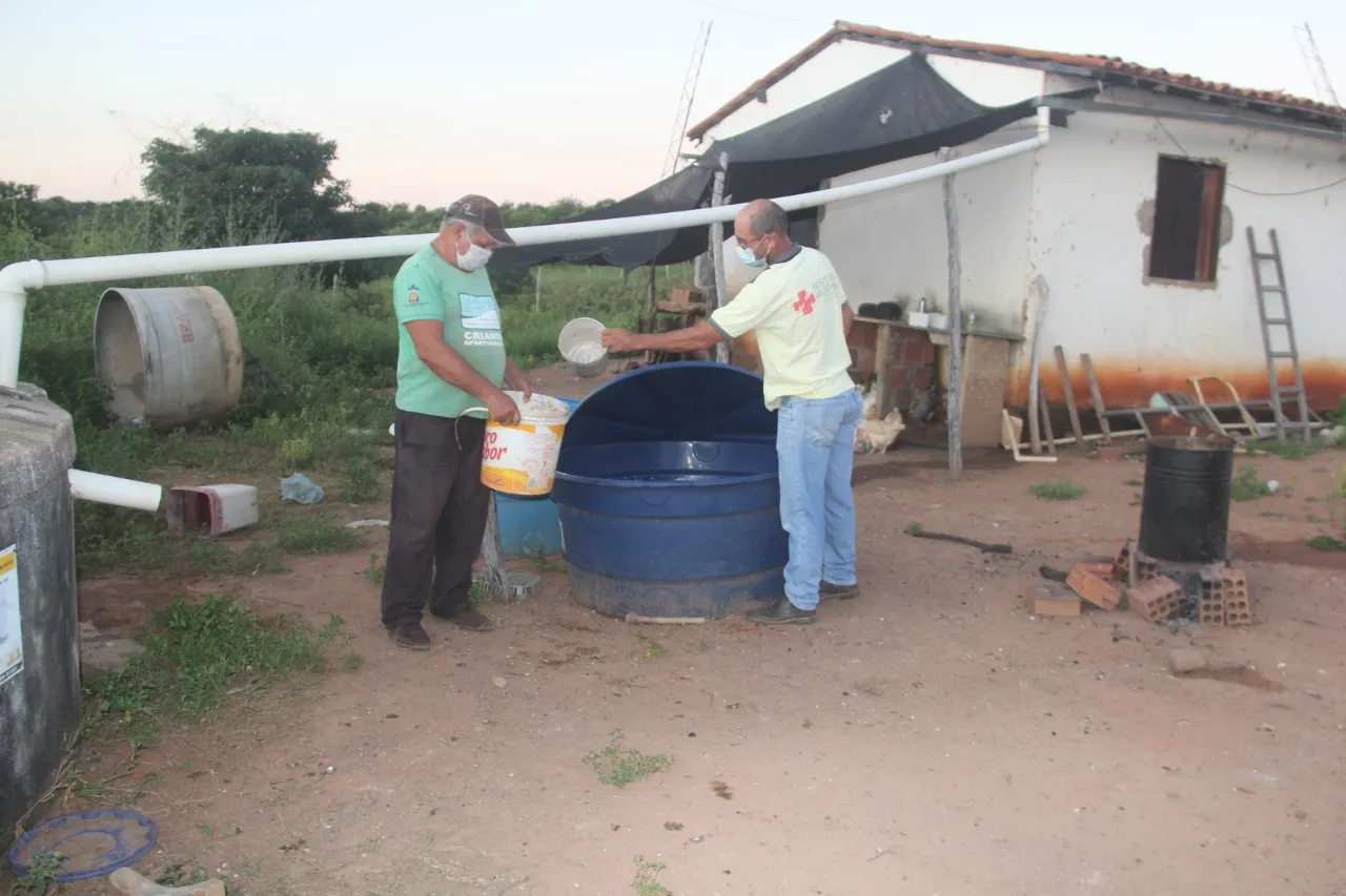 Sem água encanada, moradores armazenam o líquido em baldes e caixas d'água. A vedação inadequada pode favorecer proliferação de mosquitos
