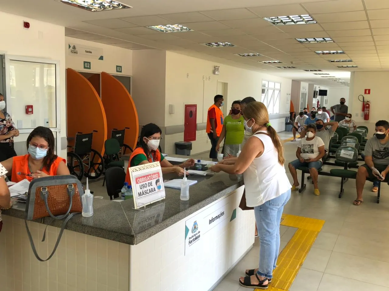 Policlínica Dr. Luiz Carlos Fontenele, no Passaré, foi um dos pontos de vacinação de professores neste sábado