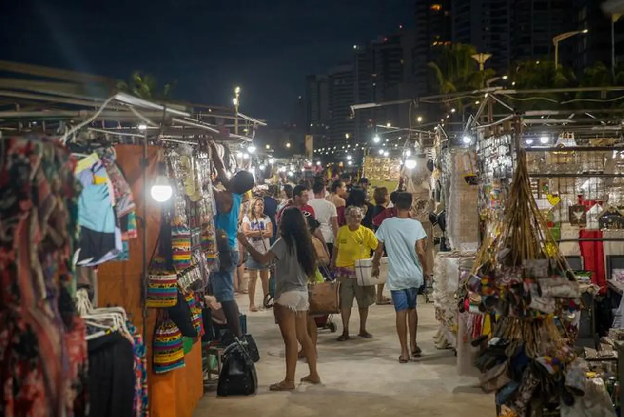 Imagem da notícia: Feira da Beira Mar, em Fortaleza, tem funcionamento liberado em novo decreto  