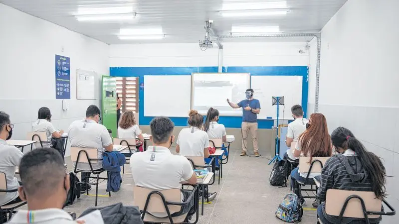 Imagem da notícia: Ceará registra 1400 casos de Covid-19 em profissionais da educação; 85% ocorreram na segunda onda