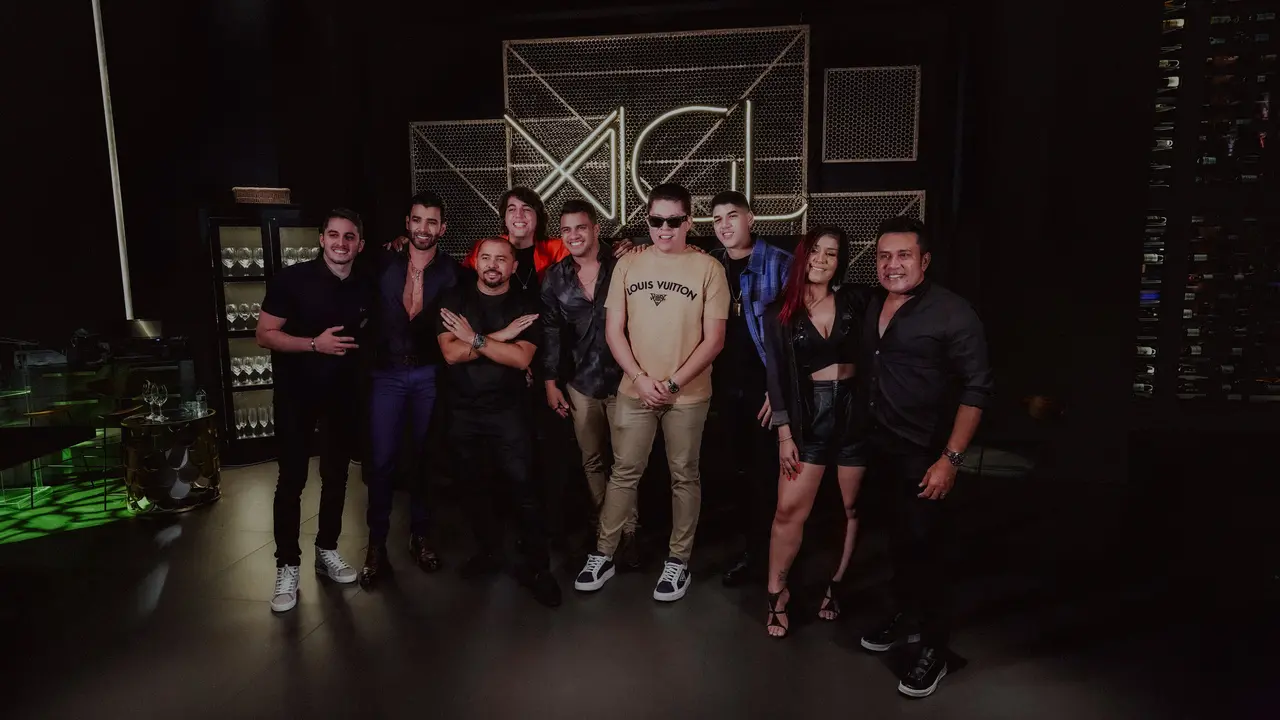 Imagem da notícia: DJ Ivis tira do ar fotos do Instagram com Xand Avião, Zé Vaqueiro, entre outros cantores