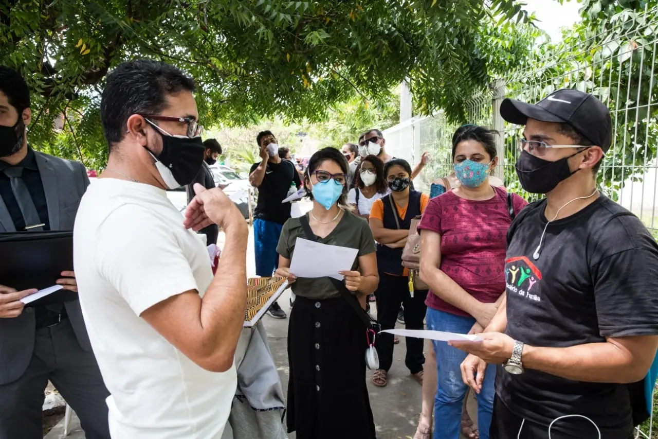 Imagem da notícia: Termo de compromisso para vacina abre guerra virtual entre professores e promotores