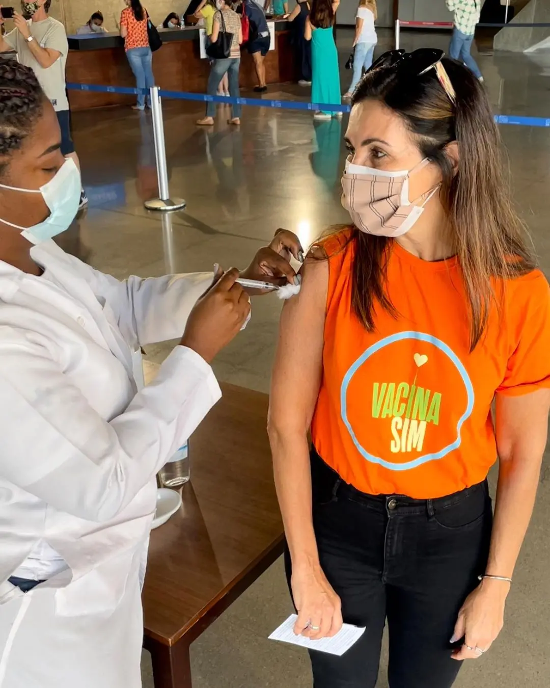 Imagem da notícia: Fátima Bernardes é vacinada contra a Covid-19: 'muito emocionada'