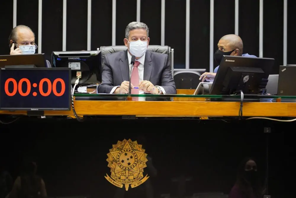 Imagem da notícia: Deputados correm contra o tempo para decidir se vão mudar regras das eleições 2022