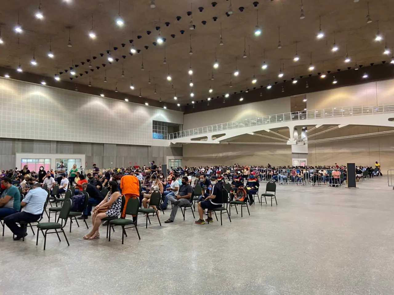Imagem da notícia: Grupos profissionais perdem prioridade de vacinação contra Covid para atendimento do público geral