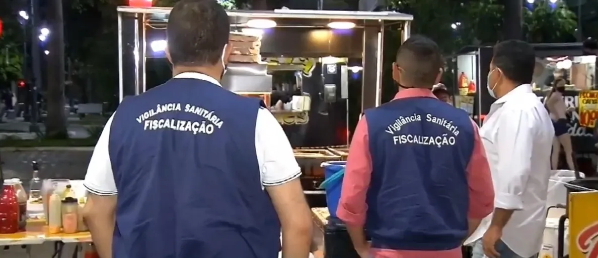 Na feira do Pirajá, fiscais orientaram os vendedores a fecharem seus pontos de vendas