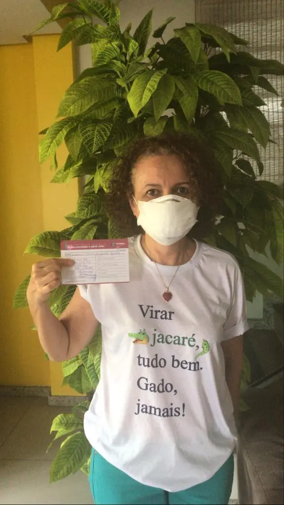 Imagem da notícia: “Melhor presente de aniversário da vida”, diz aposentada no 1º dia de vacinação geral contra Covid