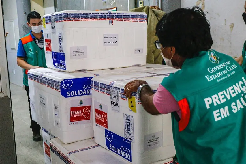 Imagem da notícia: Ceará receberá novo lote com 97.110 doses da vacina da Pfizer contra a Covid nesta terça-feira (8)