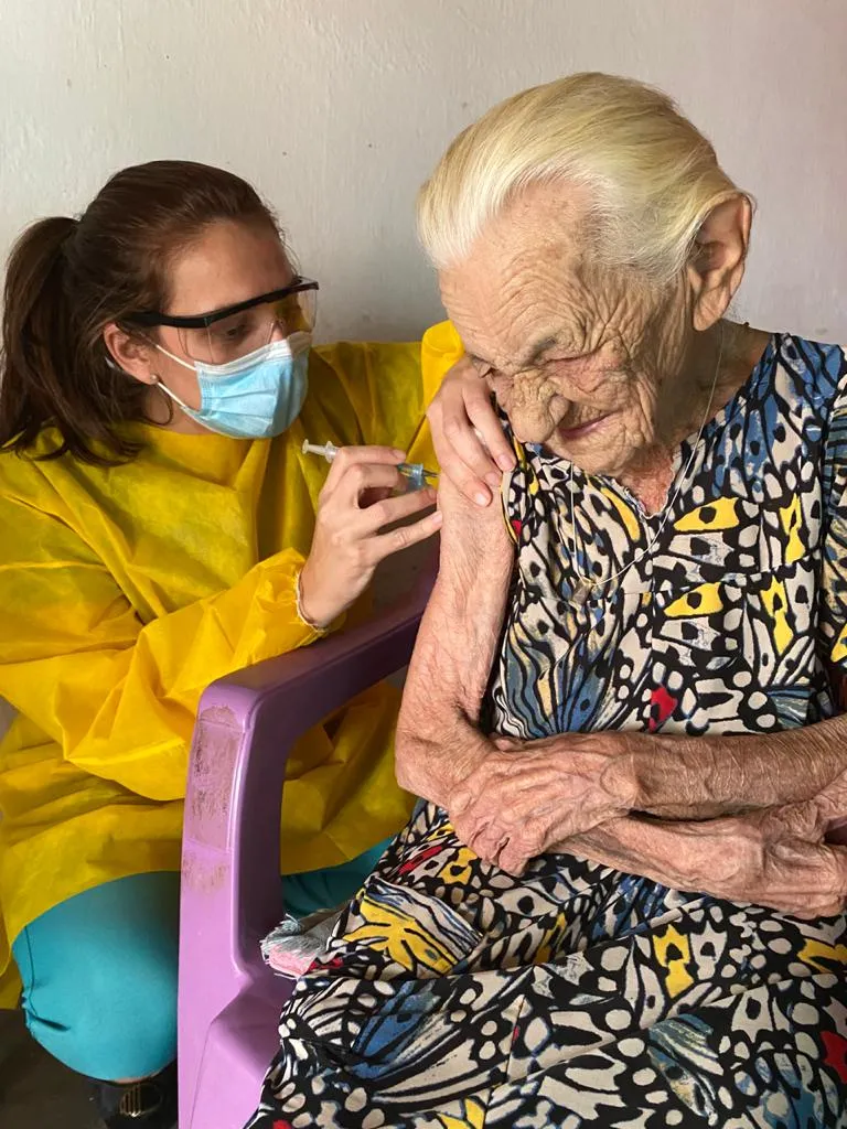 Paciente de Jordana, a idosa Maria das Mercês, de 101 anos, já tomou as duas doses da vacina
