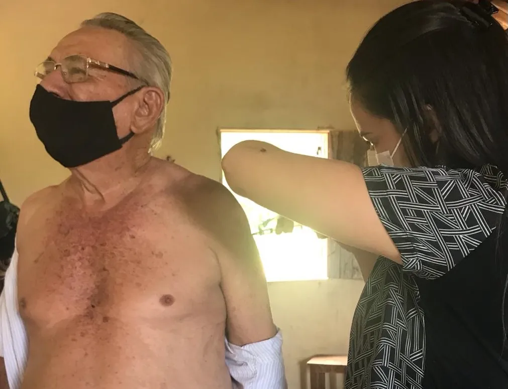 Helena também vacinou o avô Antônio Cardozo, de 80 anos