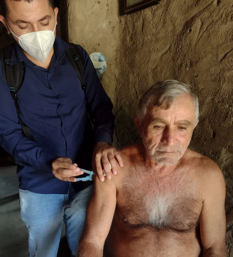 Alan Weiny se desloca praticamente todos os dias para imunizar os pacientes