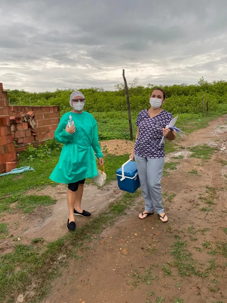 Jordana e a técnica de enfermagem em um trecho de trajeto a pé, após um dia de chuva