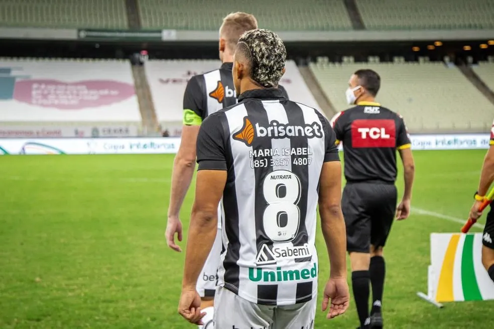 Os atletas do Ceará utilizaram uniformes com nomes de pessoas desaparecidas estampados