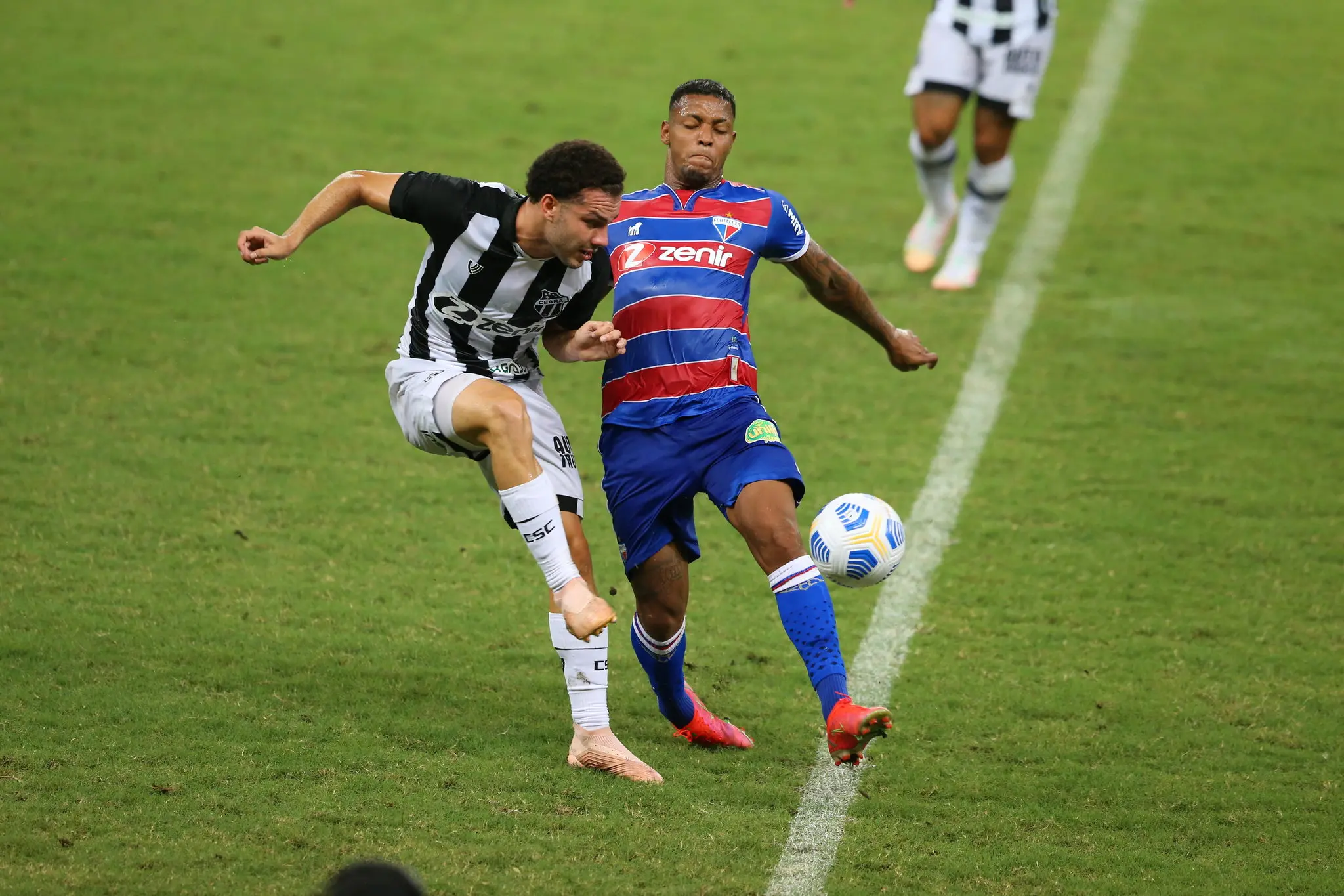 Pedro Naressi e David dividem bola