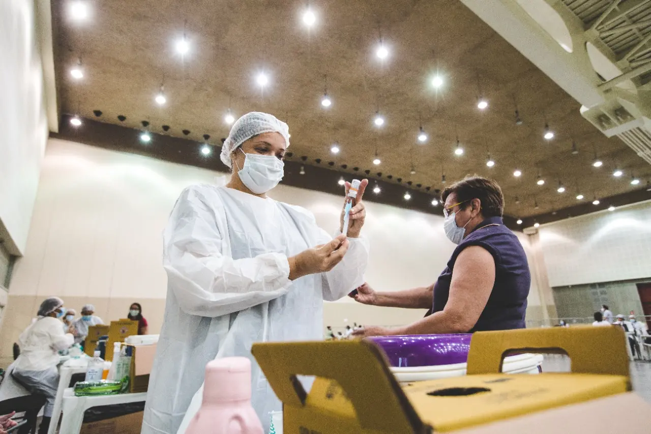 Imagem da notícia: 42 mil cearenses dos grupos prioritários só se cadastraram para vacina após abertura a público geral