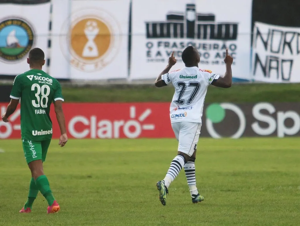 Marco Antônio comemora gol marcado pelo ABC