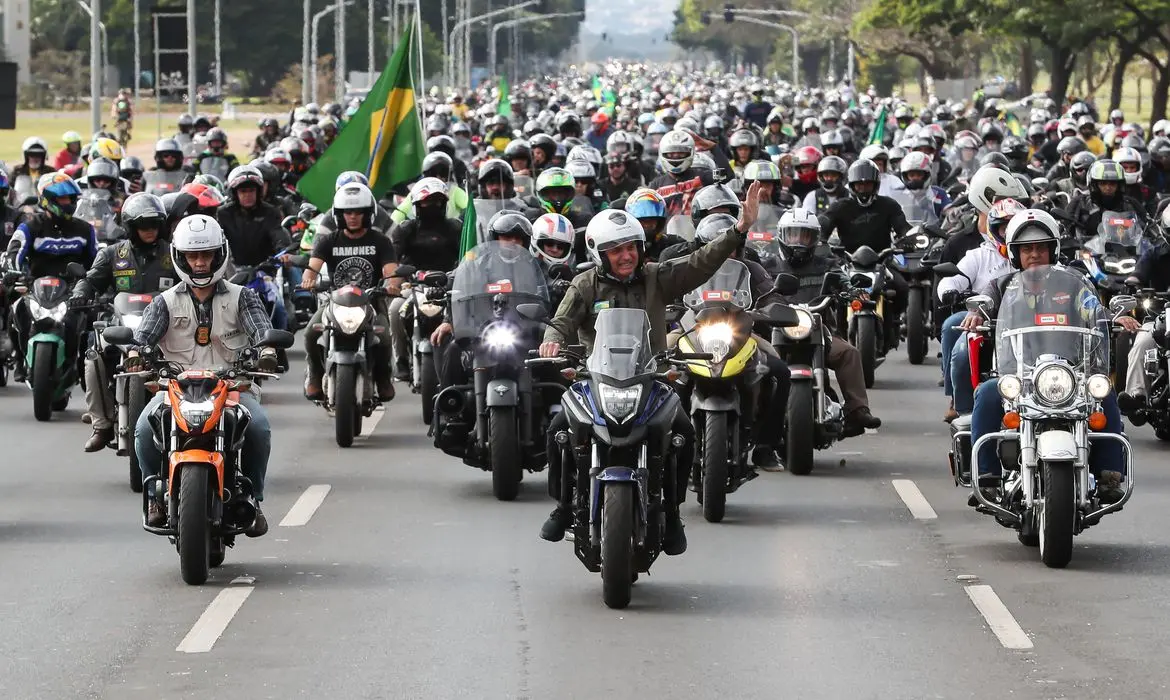 Imagem da notícia: Vereadores bolsonaristas articulam motociata com presença de Bolsonaro em Fortaleza