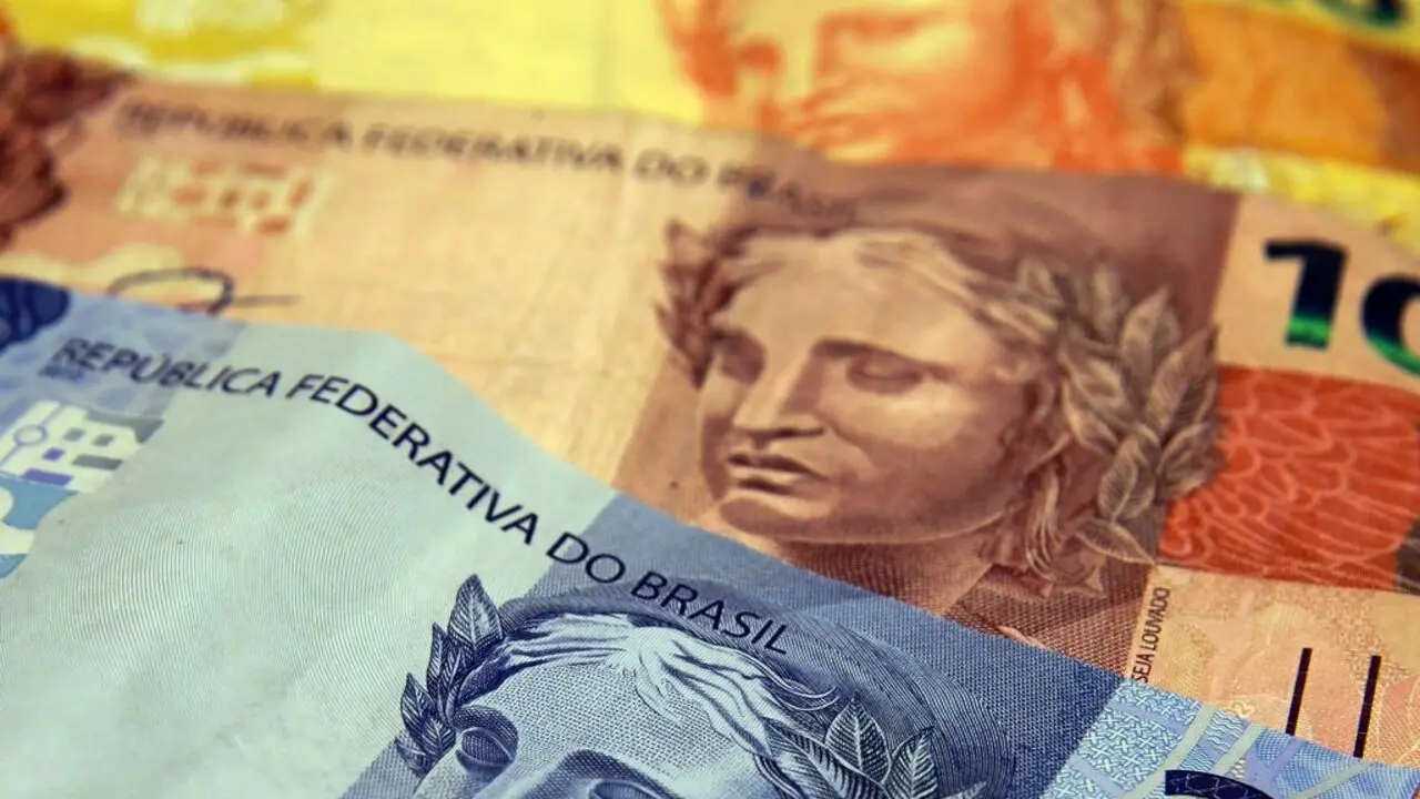 Imagem da notícia: Projeto na Câmara quer criar salário de R$ 1.100 para desempregados por até 12 meses