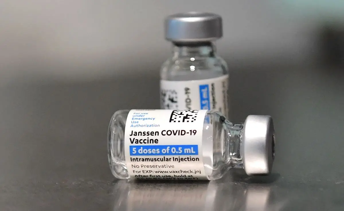 Imagem da notícia: Ceará recebe 120,2 mil doses da vacina Janssen na próxima semana, anuncia Camilo Santana 