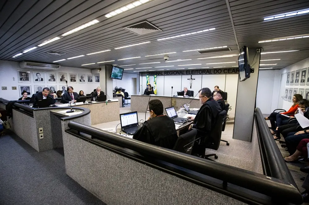 Imagem da notícia: Sete prefeitos do Ceará têm pendências na Justiça e população vive clima de instabilidade
