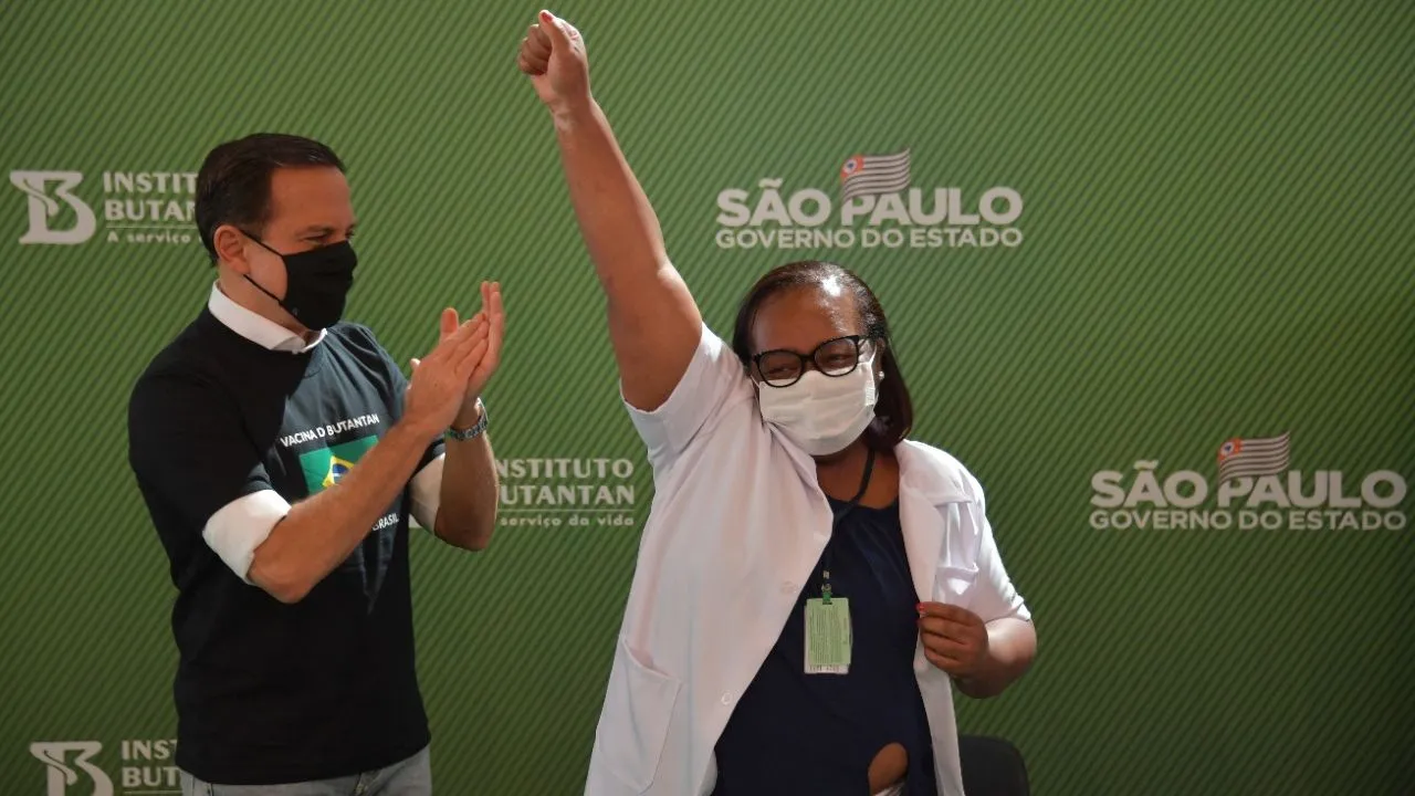 Início da vacinação no Brasil, em janeiro, foi alvo de disputa entre João Doria e Bolsonaro