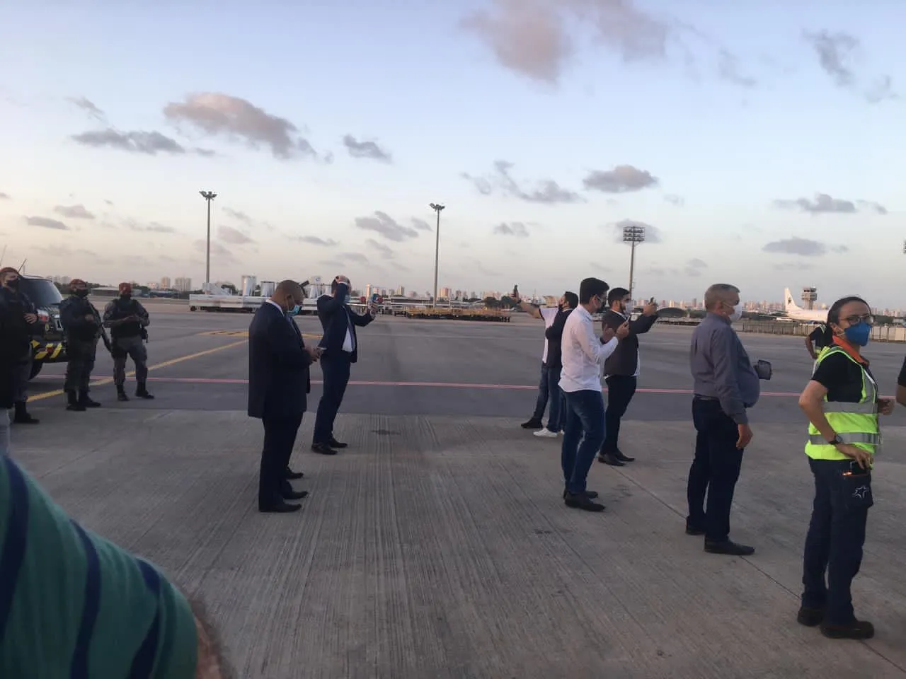 Aliados de Jair Bolsonaro acompanham a chegada de um lote de vacinas ao Ceará, em abril