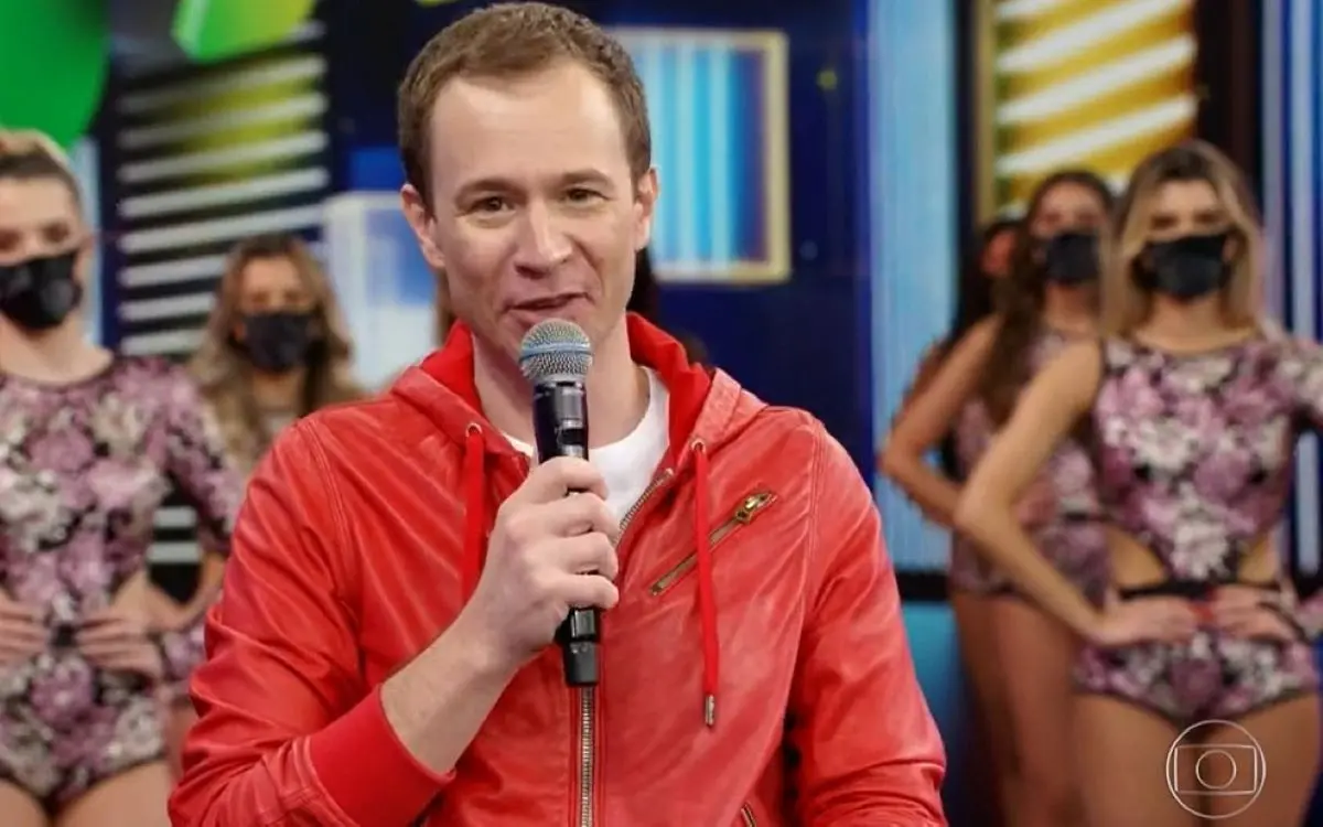 Imagem da notícia: Tiago Leifert imita Faustão, diverte público e faz sucesso por apresentação do 'Domingão'
