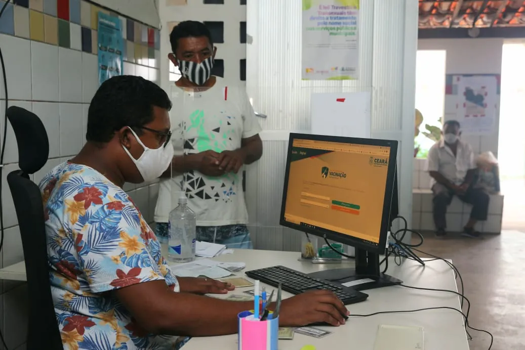 Busca ativa em Fortaleza ocorre para garantir o cadastro também das pessoas mais vulneráveis de Fortaleza, sem acesso aos celulares, computadores e meio à internet