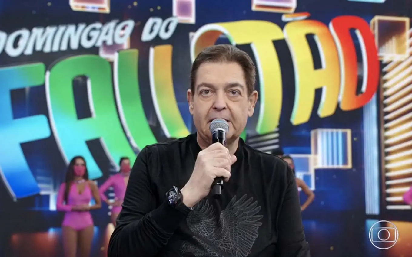 Imagem da notícia: Faustão recebe alta e deixa hospital após infecção urinária